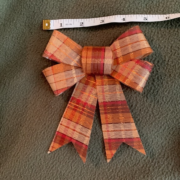 Decorative fall lot. 3 scarecrows on sticks. 1 bow. 66 mini pumpkins. - Picture 4 of 7